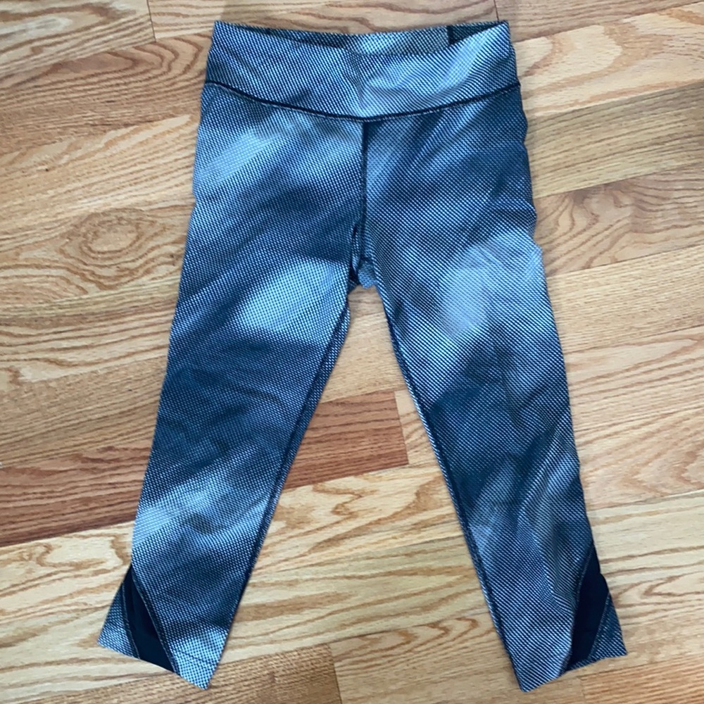 Black and white under armor crop leggings